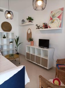 - une chambre avec un lit et un bureau avec une télévision dans l'établissement Casa San Isidro, à El Pedroso