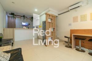 sala de estar con mesa y barra en RedLiving Apartemen Sentul Tower - Skyland en Bogor