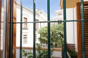 uma vista a partir de uma janela de um edifício em Modern & Nice Apartment. Old town. Private parking em Sevilha