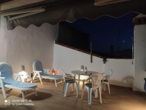 サフラにあるÁtico Torre Candelariaの部屋の椅子とテーブル