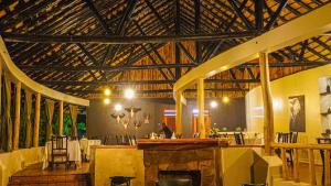 Restaurace v ubytování Sambiya River Lodge