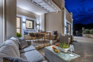 Khu vực ghế ngồi tại Villa Politimi Luxury Retreat
