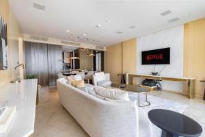 Coin salon dans l'établissement Beautiful 2BR High-Floor Marina View in Five