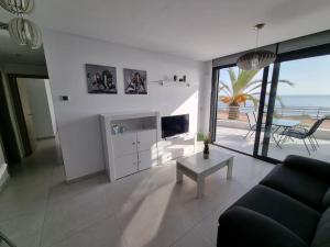 Televisyen dan/atau pusat hiburan di Apartment with magnificent seeview and all luxury