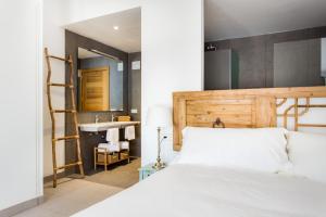 a bedroom with a white bed and a sink at Agroturismo Ses Vistes in Porreres