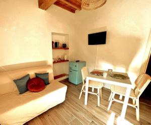 A television and/or entertainment centre at San Ranieri Tiny Tower