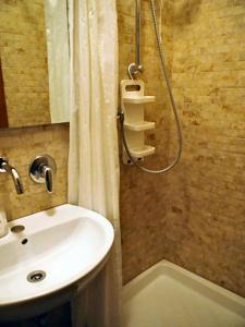 ヴィチェンツァにあるボブ アンド ジェニーズ B＆Bのバスルーム(シンク、シャワー付)