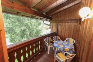 a porch with a table and chairs on a balcony at Ferienhäuschen Millinghof in Leogang