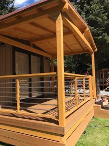 un kiosque en bois avec une terrasse en bois dans l'établissement Gran Bosco Camping & Lodge, à Salabertano