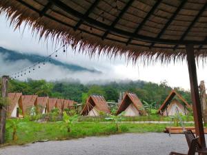 einen Blick auf eine Gruppe von Hütten in einem Dorf in der Unterkunft Vangvieng Angsavanh Resort in Vang Vieng