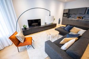 a living room with two couches and a kitchen at Spacious 2 Bedroom Serviced Apartment 77M2 -VP2B- in Rotterdam