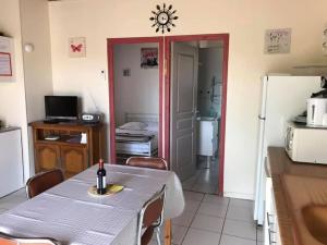 - une cuisine avec une table et une bouteille de vin dans l'établissement Gîte indépendant au calme avec vue panoramique, à Rocamadour