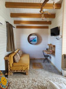 ein Wohnzimmer mit Sofa und Fernseher in der Unterkunft AgriBarocco in Noto