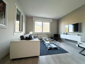 ein Wohnzimmer mit einem Sofa und einem Glastisch in der Unterkunft Elegante Villa Giardino + Posteggio privato in Santa Margherita Ligure