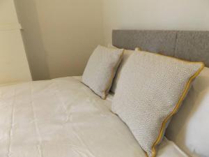 uma cama com duas almofadas em cima em Forest Park House em Hanley