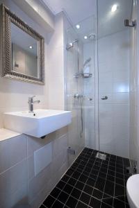 y baño con lavabo y ducha. en Hotel Mayfair, en Copenhague