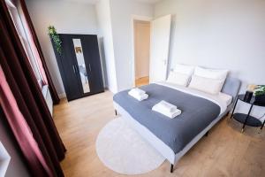 una camera con un letto con due cuscini sopra di Premium 2 Bedroom Serviced Apartment 71M2 -VP2C- a Rotterdam
