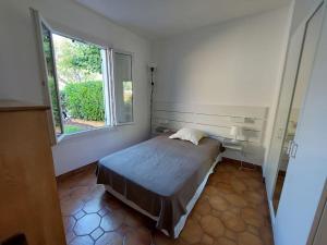 um quarto com uma cama e uma grande janela em Maison avec vue imprenable em Châteauneuf