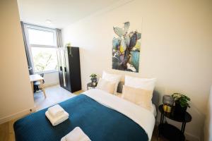 Säng eller sängar i ett rum på Dearly 1 Bedroom Serviced Apartment 56m2 -NB306D-