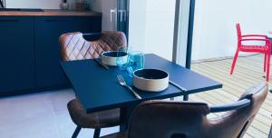 une table bleue avec deux tasses au-dessus dans l'établissement Studio & Spa La Discrète, à Saint-Évarzec