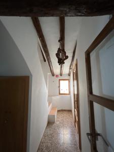 un pasillo en el ático con puerta y techo en Casa Rincón, en Iznatoraf