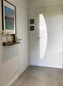 Una puerta blanca en una habitación con ventana en Studio & Spa La Discrète, en Saint-Évarzec