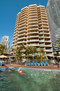 un grande edificio con piscina di fronte a un hotel di Voyager Resort a Gold Coast