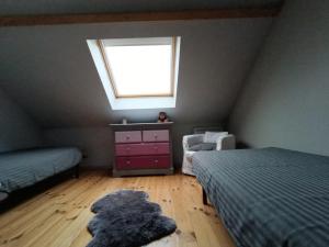 sypialnia z dwoma łóżkami i oknem w obiekcie Le Gîte d 'Emma en Vallée d'Ossau w mieście Bescat +7 zdjęć