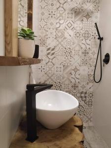 Domek na Górce في زاكوباني: حمام مع حوض أبيض على الحائط