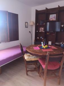 ein Esszimmer mit einem Tisch und einem lila Sofa in der Unterkunft Villa Sila in El Paso