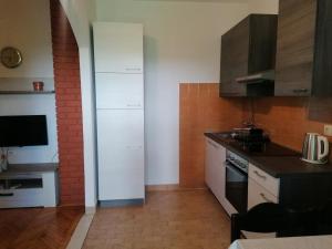 kuchnia z białymi szafkami i czarnym blatem w obiekcie Apartment in Biograd na Moru with Terrace, Air conditioning, Wi-Fi 4801-1 w Biogradzie na Moru +26 zdjęć