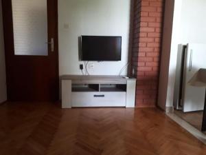 salon z telewizorem z płaskim ekranem na stojaku w obiekcie Apartment in Biograd na Moru with Terrace, Air conditioning, Wi-Fi 4801-1 w Biogradzie na Moru