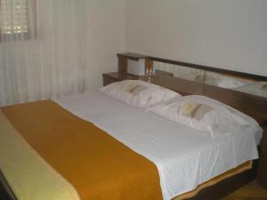 łóżko z białą pościelą i poduszkami w pokoju w obiekcie Apartment in Biograd na Moru with Terrace, Air conditioning, Wi-Fi 4801-1 w Biogradzie na Moru