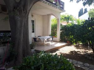 Ogród w obiekcie Apartment in Biograd na Moru with Terrace, Air conditioning, Wi-Fi 4801-1