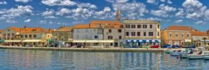 grupa budynków obok zbiornika wodnego w obiekcie Apartment in Biograd na Moru with Terrace, Air conditioning, Wi-Fi 4801-1 w Biogradzie na Moru