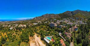 una vista aérea de una ciudad en las montañas en Bellapais Gardens en Kyrenia