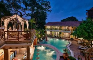 uma imagem de uma piscina num resort em Storii By ITC Hotels, Shanti Morada Goa em Calangute