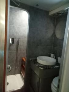 een badkamer met een toilet, een wastafel en een douche bij Loc de cabines sur Yacht in Gruissan