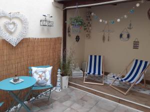 タンガーミュンデにあるFerienhaus Hof Albrechtのパティオ(椅子2脚、テーブル付)