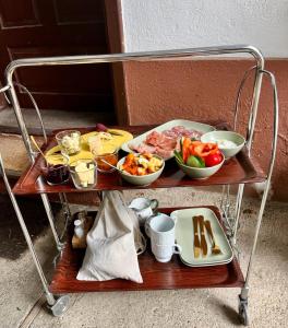 un carrello con un vassoio di cibo sopra. di derHofRat a Litzelsdorf