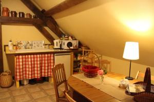 cocina con mesa y encimera en Le Clos de Châtres, en Oisly