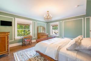 una camera con letto, scrivania e finestra di Martha's Bed and Breakfast a Lincoln