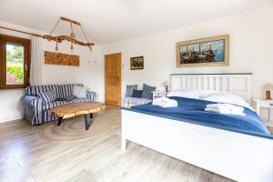 un dormitorio con una cama y un sofá en Ferienhaus Ankerherz, en Wustrow