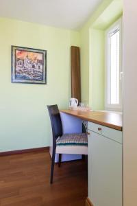Villa Ajda - Green room في أوميشالي: مطبخ مع مكتب وكرسي في الغرفة