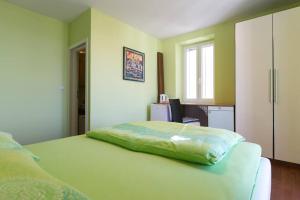 Villa Ajda - Green room في أوميشالي: غرفة نوم مع سرير مع بطانية خضراء عليه