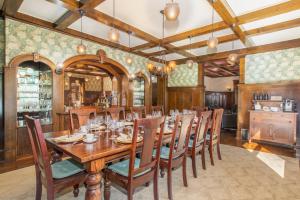 una sala da pranzo con tavolo e sedie in legno di Martha's Bed and Breakfast a Lincoln