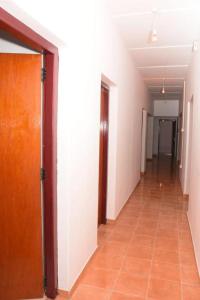 an empty hallway with a door and a hallwayngthngthngthngthngthngthngth at White House in Kegalle