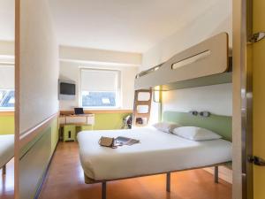 a bedroom with a bed and a bunk bed at ibis budget Antwerpen Centraal Station in Antwerp