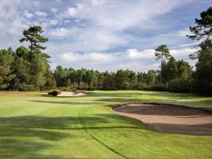 uma vista para um campo de golfe com um verde em Golf du Médoc Resort Bordeaux - MGallery em Le Pian-Médoc