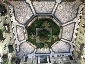 una vista aérea de un jardín en el medio de un edificio en Casadianna, en Milán